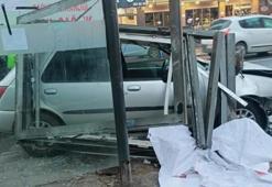 Ankara'da feci kaza! Otomobil otobüs durağına girdi: 4 yaralı