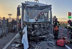 Manisa'da korkunç kaza! İşçi servisi TIR'a çarptı: 22 kişi yaralı