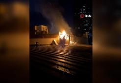 Küçükçekmece'de kuş kümesinde çıkan yangın, 2 binanın çatısını küle çevirdi