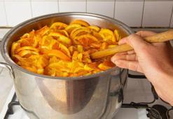 Acılığı gidermek için kabuğuna dikkat! Portakal reçelini böyle hazırlayan parmaklarını yiyor