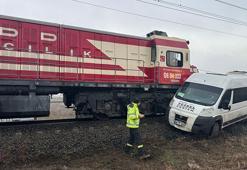 Kırklareli'de yük treni fabrika servisine çarptı