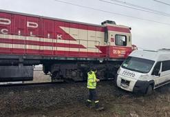 Kırklareli'de yük treni fabrika servisine çarptı