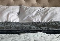 Ağırlıklı battaniye bebekler gibi uyutuyor! Herkes kilosuna göre tercih etmeli