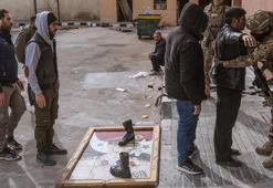 Fotoğraflar Suriye'den: Esad tablosuna basarak teslim oluyorlar