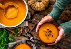 Bal kabağı çorbasının püf noktası patatesmiş! 1 tane ekleyince tadından yenmiyor, işte tarifi