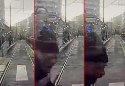 Yaşlı adam tramvayın altına kaldı! O anlara ait görüntüler ortaya çıktı