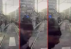 Yaşlı adam tramvayın altına kaldı! O anlara ait görüntüler ortaya çıktı