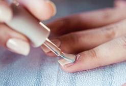 Aseton yoksa bunları kullanın! Ojeyi saniyeler içinde çıkaran yöntem