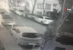 Kediye çarpmamak için manevra yapan otomobil, park halindeki 2 araca çarptı