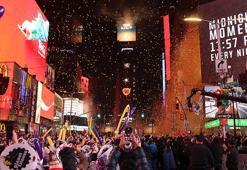 ABD'de yüz binlerce kişi yeni yıla New York Times Meydanı'nda girdi