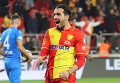 Göztepe'de kadro dışı kalan Yalçın Kayan, İstanbul ekibiyle el sıkıştı