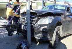 Şişli'de ters yöne girdi ve motosiklete çarptı! Araçtan inmeyip yakınlarını bekledi