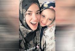 Başörtüsü takıp, poz verdi