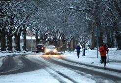 İngiltere'de yoğun kar yağışı: Uçuşlar askıya alındı