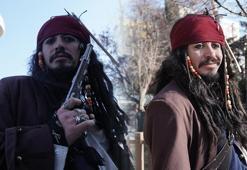 Ankara sokaklarında 'Jack Sparrow'! Vatandaşlar ilgiyle karşıladı