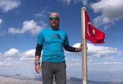 Yıpranan Türk bayrağını değiştirmek için dağcının cansız bedenine ulaşıldı