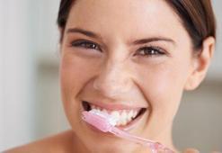 Dişlere de diş etlerine de birebir! Pamukla sürmek gerekiyor, etkisi muhteşem