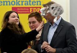 Almanya'da FDP Genel Başkanı Lindner'e seçim çalışmasında 'pasta' şoku!