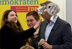Almanya'da FDP Genel Başkanı Lindner'e seçim çalışmasında 'pasta' şoku!