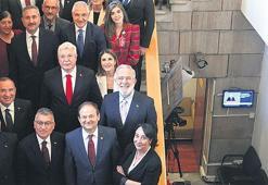 Siyasiler muhabirleri ziyaret etti! Yeşil pasaport sözü