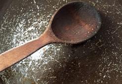 Deterjanı, yemeğin suyunu içine çekiyor! Tahta kaşıkları böyle temizleyin, çıkan suya inanamayacaksınız