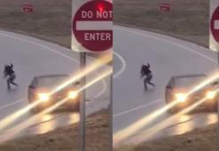 Aracının kontrolünü kaybedip otobana atladı