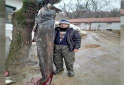 Tam 2.5 metre boyunda! 70 yaşındaki Erdal Amca Meriç Nehri'nde yakaladı