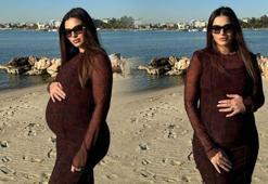 Karnı burnunda poz verdi! Ünlü isim bebeğini kucağına almak için gün sayıyor