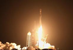 SpaceX, ABD'li ve Japon şirketlere ait iki aracı Ay'a iniş için uzaya fırlattı