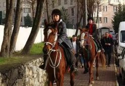 Şehrin göbeğinde gören şaşkına döndü! Karnelerini almaya atlarla geldiler