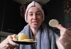 Koyu lekeler için patates suyu deva oluyor! Rendeleyip sıkın, sonuç harika