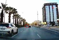 Samsun'da trafikte ters yönde ve geri geri giden otomobil böyle görüntülendi