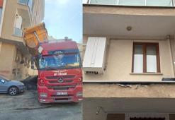 Kağıthane’de asfalt döken kamyonun damperi devrilip balkona girdi