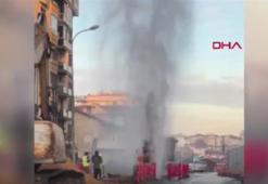 İstanbul'da su borusu patladı: Cadde trafiğe kapatıldı
