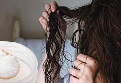 Kıvırcık saçlar çile olmaktan çıkıyor! Kuruluktan kurtaracak, belirgin bukleler için doğal maske