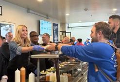 Trump'ın kızı yangın mağdurlarına yemek dağıttı