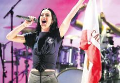 Yıldızlar yangın mağdurları için sahnede