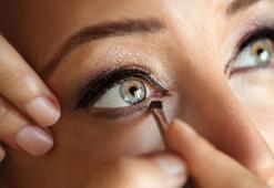 Göz makyajını berbat eden hata! Siyah yerine ten rengi olsun, pudra sabitliyor