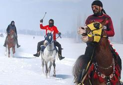 Görüntüler Erzurum'dan! Kar üstünde bin 800 metre at yarışı