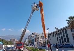 Hatay'da korku dolu dakikalar! Yamaç paraşütçüleri aydınlatma direğinde asılı kaldı