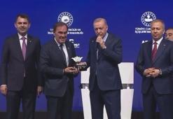Cumhurbaşkanı Erdoğan'dan Yıldırım Demirören'e plaket