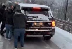 Uludağ'da hareketli anlar...Buzlu yolda kayan cipi durdurmak için peşinden koştular