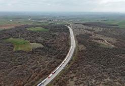 Tır sürücüleri dondurucu soğukta kilometrelerce uzunluktaki sıralarda bekliyor