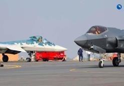 Tarihte ilk kez yan yana: Dünyanın en gelişmiş iki savaş makinesi F-35 ve Su-57 nefes kesti