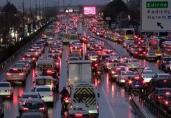 İstanbul'da yağmurun da etkisiyle trafik yoğunluğu yüzde 80'e çıktı