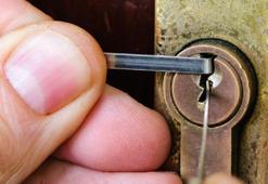 Hırsızlar eve girmeden 2 gün önce yapıyor! Kimse fark etmiyor, çizikler işaretmiş