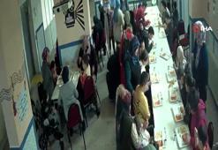 Öğrencisinin hayatını Heimlich manevrası ile kurtardı