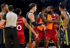 Olaylı derbide Fenerbahçe Beko, Galatasaray'ı devirdi!