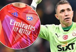 Galatasaray'da Muslera'nın yerine sürpriz kaleci! Menajeri İstanbul'a geldi
