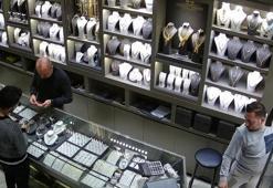 3 kilo altını kameralar önünde çaldı! Çalışandan şok sözler: Şeytana uydum